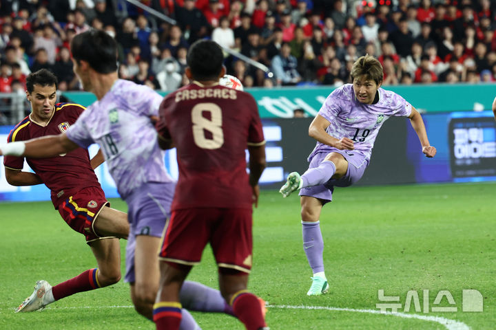 [울산=뉴시스] 고승민 기자 = 2일 울산 문수월드컵경기장에서 열린 하나은행 초청 축구 국가대표팀 친선경기 대한민국 대 베네수엘라 경기, 한국 이강인이 슛을 하고 있다. 2026.10.02. kkssmm99@newsis.com