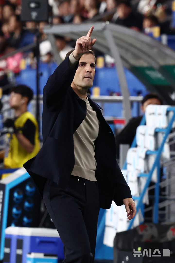 [울산=뉴시스] 고승민 기자 = 2일 울산 문수월드컵경기장에서 열린 하나은행 초청 축구 국가대표팀 친선경기 대한민국 대 베네수엘라 경기, 한국 모레노 임시 감독이 작전지시를 하고 있다. 2026.10.02. kkssmm99@newsis.com