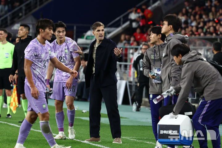 [울산=뉴시스] 고승민 기자 = 2일 울산 문수월드컵경기장에서 열린 하나은행 초청 축구 국가대표팀 친선경기 대한민국 대 베네수엘라 경기, 한국 모레노 임시 감독이 작전지시를 하고 있다. 2026.10.02. kkssmm99@newsis.com