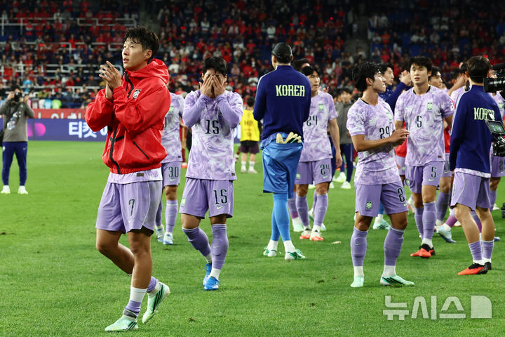 [울산=뉴시스] 고승민 기자 = 2일 울산 문수월드컵경기장에서 열린 하나은행 초청 축구 국가대표팀 친선경기 대한민국 대 베네수엘라 경기를 무승부로 마친 손흥민 등 한국 선수들이 관객에 인사를 하고 있다. 2026.10.02. kkssmm99@newsis.com
