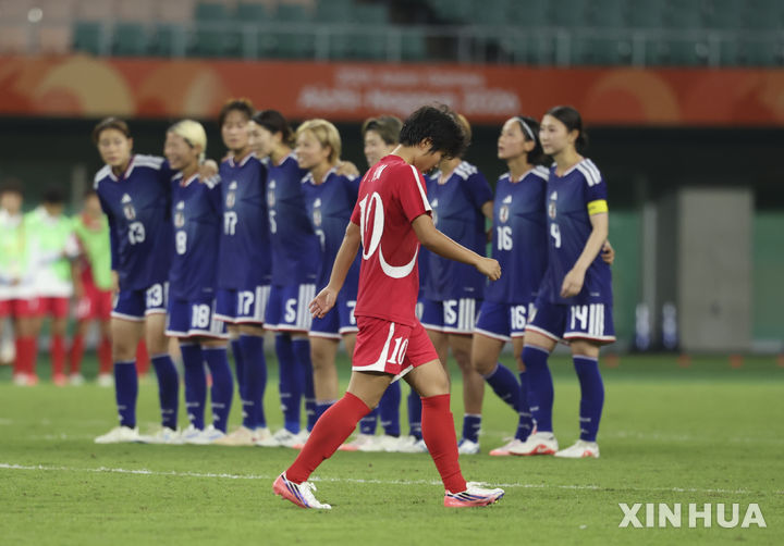 [후쿠로이=AP/뉴시스]북한 여자축구, 일본에 져 아시안게임 은메달. 2026.10.02.