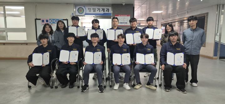 과정평가형 자격제도를 통해 국가기술자격인 '컴퓨터응용가공산업기사' 자격을 취득한 충북공업고 학생들이 기념촬영을 하고 있다. *재판매 및 DB 금지