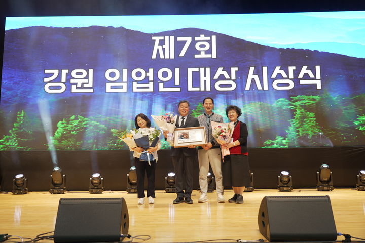 [영월=뉴시스] 2일 강원 영월군에서 열린 제7회 강원 임업인 대상 시상식 및 임업인 어울림 한마당에서 김창래 강릉표교버섯농장 대표가 표고버섯 생산과 산림체험관광, 신규 임업인 교육에 힘쓴 공로로 우수상을 수상하고 있다.(사진=강릉표교버섯농장 제공)photo@newsis.com *재판매 및 DB 금지