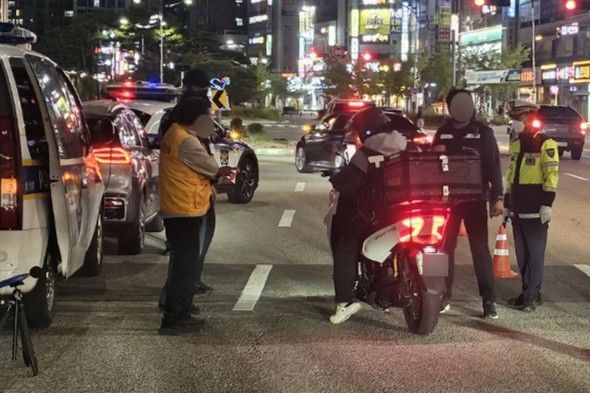[전남광주=뉴시스] 지난 2일 오후 광주경찰청이 개천절을 앞두고 폭주·난폭운전 등 이륜차 불법행위를 단속하고 있다. (사진=광주경찰청 제공) 2026.10.03. photo@newsis.com *재판매 및 DB 금지