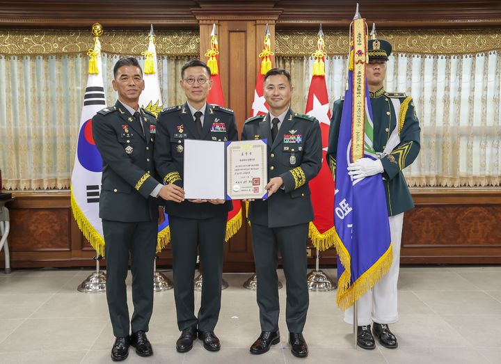 [화성=뉴시스] 김규하 육군참모총장(사진 가운데)이 51사단에 대통령 부대표창을 전수하고 51사단 우석제 사단장(사진 오른쪽)과 한대희 주임원사와 함께 기념촬영을 하고 있다. (사진=육군 제51보병사단 제공) 2026.10.03. photo@newsis.com *재판매 및 DB 금지
