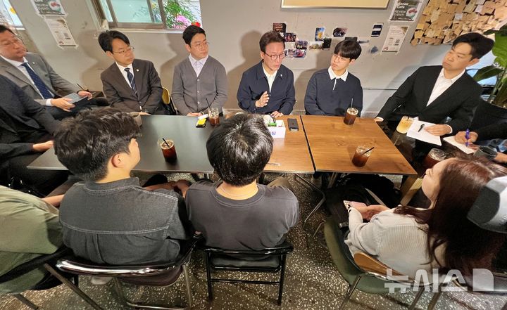 [부산=뉴시스]원동화 기자 = 3일 부산 부산진구 카페 산애에서 김민석 더불어민주당 당대표와 박홍배 부산시당위원장 등이 참석한 가운데 부산 청년 간담회가 진행되고 있다. 2026.10.03. dhwon@newsis.com