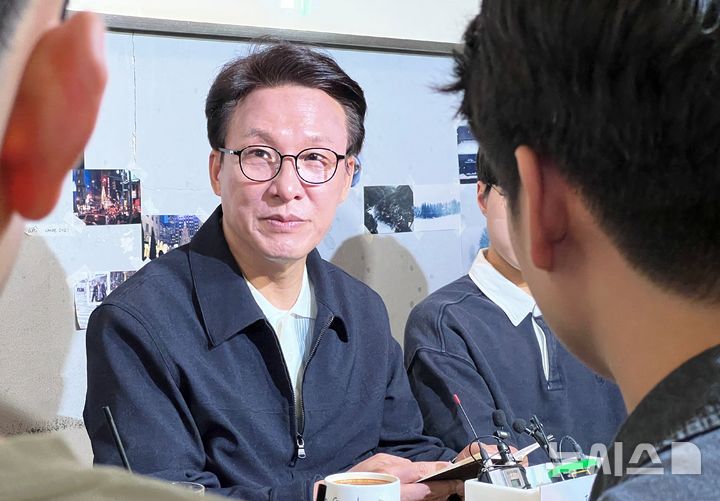 [부산=뉴시스]원동화 기자 = 3일 부산 부산진구 카페 산애에서 김민석 더불어민주당 당대표와 박홍배 부산시당위원장 등이 참석한 가운데 부산 청년 간담회가 진행되고 있다. 2026.10.03. dhwon@newsis.com
