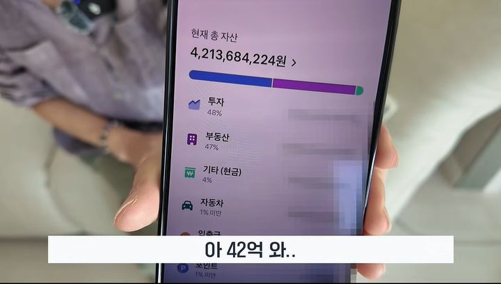 [서울=뉴시스] 유튜브 채널 '갑자기 파이어족'을 운영하는 사이다 언니가 자산 현황과 주식 투자 경험, 생활비를 마련하는 '자가배당' 방식 등에 대해 이야기하고 있다. (사진=유튜브 '자람들 - 자립하는 사람들' 캡처)