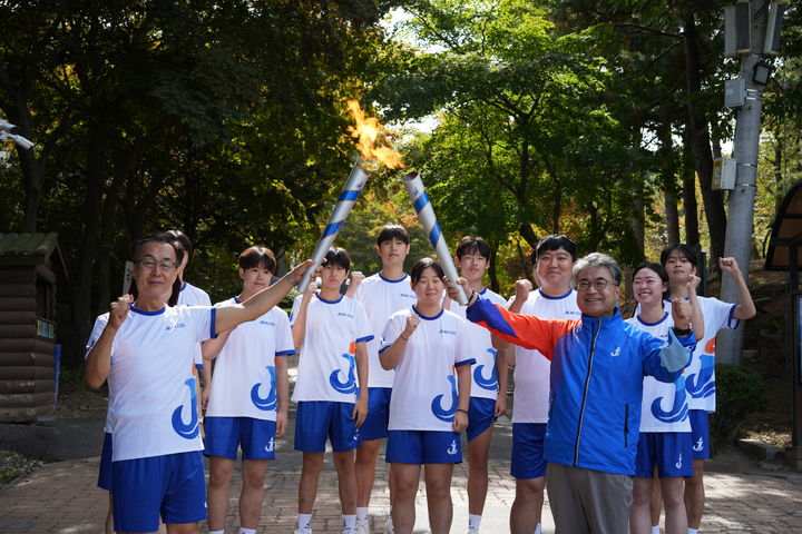 [제주=뉴시스] 3일 제107회 전국체육대회 성화가 강화도 마니산에서 채화돼 제주 본섬과 5개 부속섬을 잇는 봉송에 들어간다. 전국체전 성화는 이날 마니산에서 채화된 뒤 추자도·비양도·가파도·마라도·우도를 거쳐 오는 14일부터 사흘간 제주도내 115개 구간에서 봉송된다. (사진=제주도 제공) 2026.10.03. photo@newsis.com *재판매 및 DB 금지