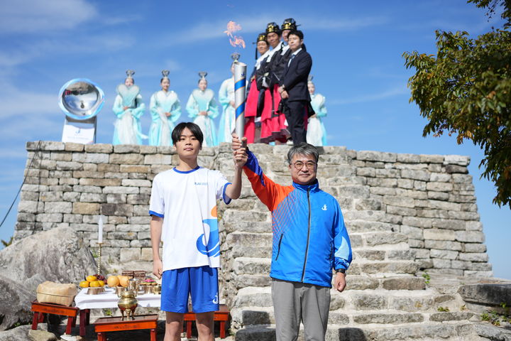 [제주=뉴시스] 3일 제107회 전국체육대회 성화가 강화도 마니산에서 채화돼 제주 본섬과 5개 부속섬을 잇는 봉송에 들어간다. 전국체전 성화는 이날 마니산에서 채화된 뒤 추자도·비양도·가파도·마라도·우도를 거쳐 오는 14일부터 사흘간 제주도내 115개 구간에서 봉송된다. (사진=제주도 제공) 2026.10.03. photo@newsis.com *재판매 및 DB 금지