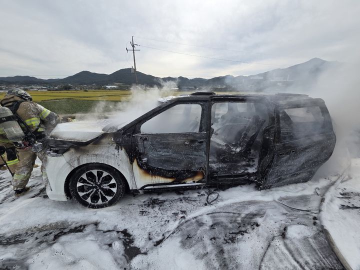 [논산=뉴시스] 3일 오전 9시 41분께 충남 논산시 가야곡면 호남고속도로 상행선 7.2㎞지점에서 이곳을 달리던 승합차에서 불이 나 소방대원들이 진화하고 있다. (사진=논산소방서 제공) 2026.10.03. photo.newsis.com *재판매 및 DB 금지