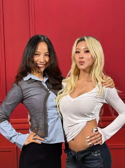 [서울=뉴시스] 가수 이효리와 우주소녀 다영이 나란히 서서 자세를 취하며 탄탄한 뒤태를 드러내고 있다. (사진=인스타그램 '이효리(@lee_hyolee)' 캡처)