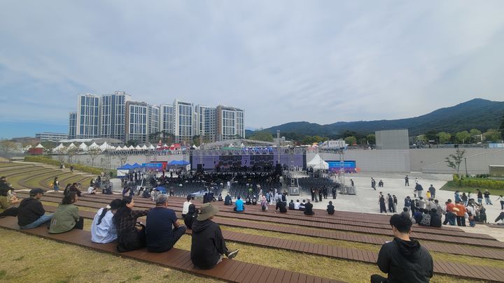 [천안=뉴시스] 최영민 기자=3일 천안삼거리공원에서 천안흥타령춤축제2026의 프로그램들이 진행되고 있다. 2026.10.02 ymchoi@newsis.com *재판매 및 DB 금지