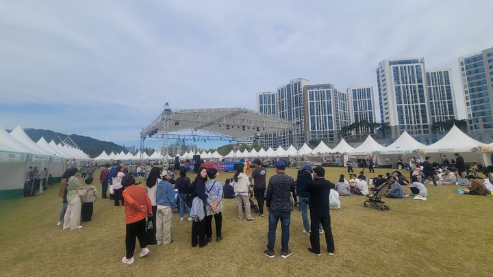[천안=뉴시스] 최영민 기자=3일 천안삼거리공원에서 천안흥타령춤축제2026 프로그램들이 진행되고 있다. 2026.10.02 ymchoi@newsis.com *재판매 및 DB 금지