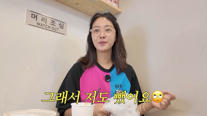 [서울=뉴시스] 배우 황정음이 가슴 수술 보형물을 제거한 후 최근에는 수술하지 않는 것이 대세라고 밝혔다. (사진=유튜브 채널 '황정음' 캡처)