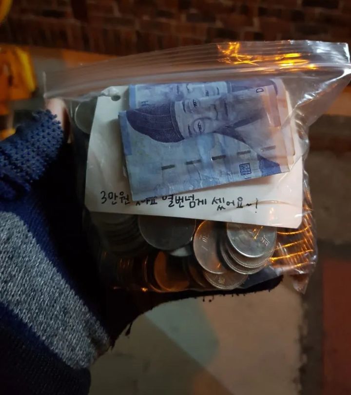 [서울=뉴시스] 판자촌으로 음식을 배달한 배달기사가 동전을 모아 음식값을 준비한 주문자를 위해 돈을 받지 않았다는 사연이 전해졌다. (사진=에펨코리아 캡처)