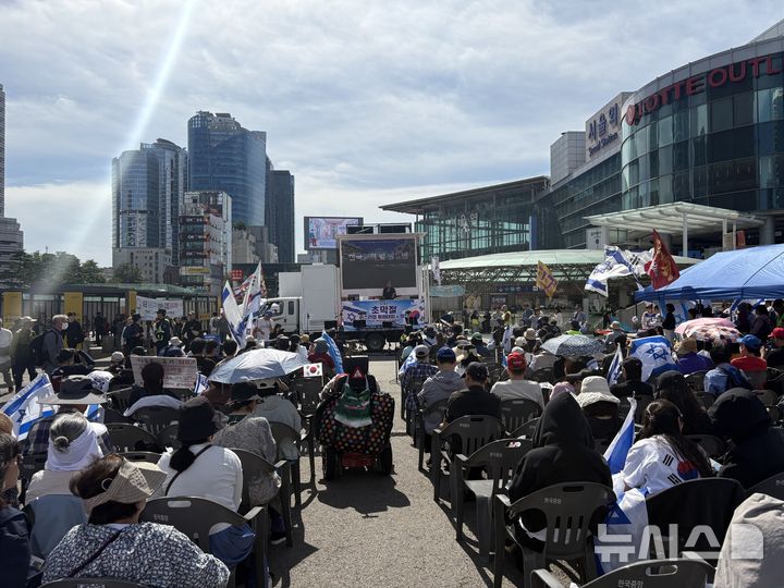 [서울=뉴시스] 임다빈 수습기자 = 3일 오전 서울역 광장에서 열린 이스라엘 지지 집회에서 참가자들이 태극기와 이스라엘 국기를 흔들며 집회에 참여하고 있다. 2026.10.03. dabin071818@newsis.com