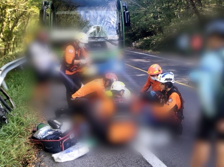 [제주=뉴시스] 3일 오전 제주시 애월읍에서 버스와 자전거가 충돌하는 사고가 벌어져 소방당국이 자전거 운전자에 대한 응급조치를 시행하고 있다. (사진=제주소방안전본부 제공) 2026.10.03. photo@newsis.com *재판매 및 DB 금지