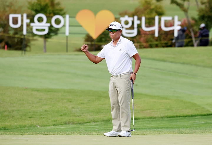 [서울=뉴시스] 김연섭이 3일 경기 여주 페럼클럽(파72)에서 열린 한국프로골프(KPGA) 투어 현대해상 최경주 인비테이셔널 3라운드 18번 홀에서 버디 퍼팅을 성공한 뒤 기뻐하고 있다. (사진=KPGA 제공) 2026.10.03. *재판매 및 DB 금지