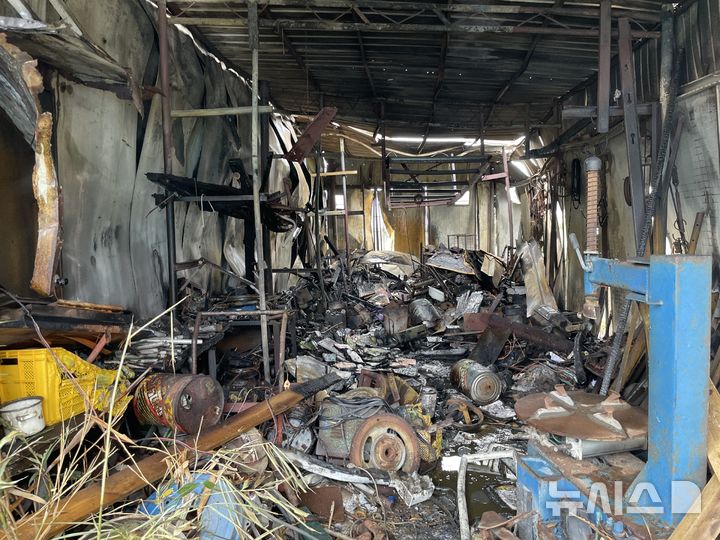 [신안=뉴시스] 3일 오전 11시5분께 전남광주 신안군 한 농업자재창고에서 불이 나 소방 당국에 의해 1시간57분 만에 꺼졌다. (사진=전남광주소방본부 제공) 2026.10.03 photo@newsis.com
