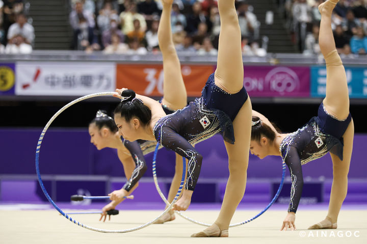 [서울=뉴시스] 한국 리듬체조 대표팀이 2일 일본 나고야 종합체육관 레인보우홀에서 열린 2026 아이치·나고야 아시안게임 리듬체조 단체종합 예선에서 로테이션2(후프+곤봉) 연기를 펼치고 있다. (사진=대회 조직위원회 제공) 2026.10.02. *재판매 및 DB 금지
