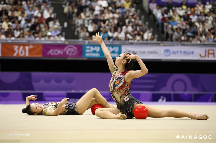 [서울=뉴시스] 한국 리듬체조 대표팀이 2일 일본 나고야 종합체육관 레인보우홀에서 열린 2026 아이치·나고야 아시안게임 리듬체조 단체종합 예선에서 로테이션1(볼) 연기를 펼치고 있다. (사진=대회 조직위원회 제공) 2026.10.02. *재판매 및 DB 금지