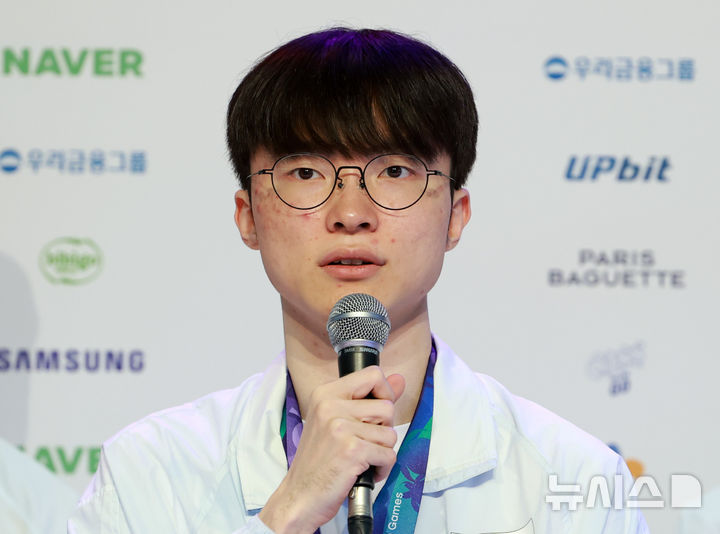 [나고야(일본)=뉴시스] 이영환 기자 = e스포츠 리그 오브 레전드(LOL)에서 금메달을 획득한 페이커 이상혁이 3일 오전(현지 시간) 일본 아이치현 나고야시 코리아하우스에서 열린 2026 아이치·나고야 아시안게임 메달리스트 기자회견에 참석해 소감을 전하고 있다. 2026.10.03. 20hwan@newsis.com