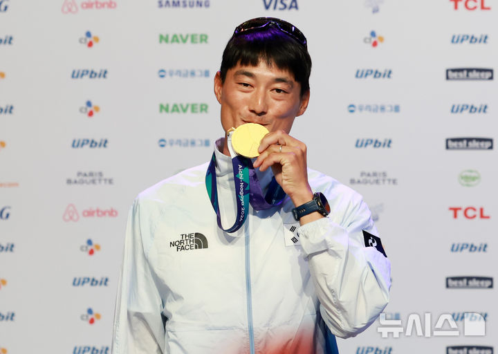 [나고야(일본)=뉴시스] 이영환 기자 = 요트 남자 딩기에서 금메달을 획득한 하지민이 3일 오전(현지 시간) 일본 아이치현 나고야시 코리아하우스에서 열린 2026 아이치·나고야 아시안게임 메달리스트 기자회견에 참석해 포즈를 취하고 있다. 2026.10.03. 20hwan@newsis.com