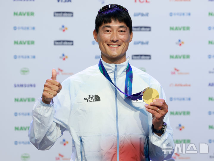 [나고야(일본)=뉴시스] 이영환 기자 = 요트 남자 딩기에서 금메달을 획득한 하지민이 3일 오전(현지 시간) 일본 아이치현 나고야시 코리아하우스에서 열린 2026 아이치·나고야 아시안게임 메달리스트 기자회견에 참석해 포즈를 취하고 있다. 2026.10.03. 20hwan@newsis.com