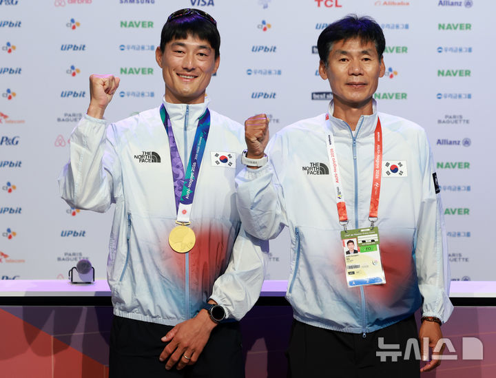 [나고야(일본)=뉴시스] 이영환 기자 = 요트 남자 딩기에서 금메달을 획득한 하지민과 정성안 감독이 3일 오전(현지 시간) 일본 아이치현 나고야시 코리아하우스에서 열린 2026 아이치·나고야 아시안게임 메달리스트 기자회견에 참석해 포즈를 취하고 있다. 2026.10.03. 20hwan@newsis.com