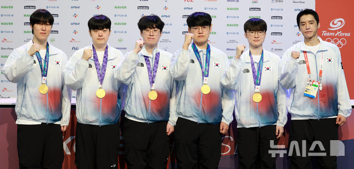 [나고야(일본)=뉴시스] 이영환 기자 = e스포츠 리그 오브 레전드(LoL)에서 금메달을 획득한 제가 김건우(왼쪽부터),캐니언 김건부, 제우스 최우제, 구마유시 이민형, 페이커 이상혁, 강동훈 감독이 3일 오전(현지 시간) 일본 아이치현 나고야시 코리아하우스에서 열린 2026 아이치·나고야 아시안게임 메달리스트 기자회견에 참석해 포즈를 취하고 있다. 2026.10.03. 20hwan@newsis.com