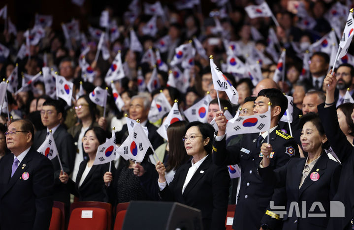 [서울=뉴시스] 조성우 기자 = 한성숙 국무총리가 3일 서울 종로구 세종문화회관 대극장에서 열린 제4358주년 개천절 경축식에서 참석자들과 함께 태극기를 흔들고 있다. 2026.10.03. xconfind@newsis.com