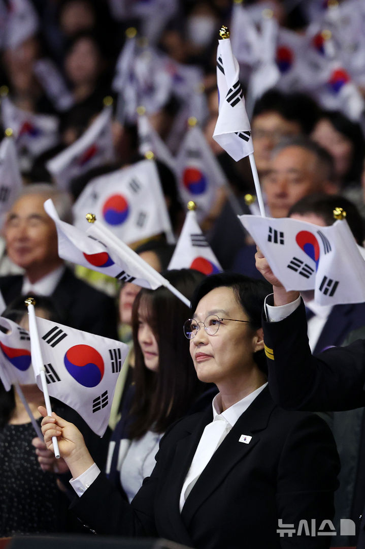 [서울=뉴시스] 조성우 기자 = 한성숙 국무총리가 3일 서울 종로구 세종문화회관 대극장에서 열린 제4358주년 개천절 경축식에서 참석자들과 함께 태극기를 흔들고 있다. 2026.10.03. xconfind@newsis.com