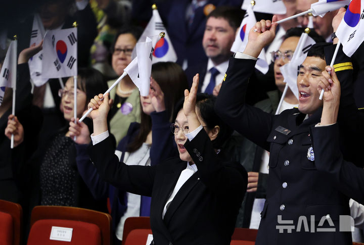 [서울=뉴시스] 조성우 기자 = 한성숙 국무총리가 3일 서울 종로구 세종문화회관 대극장에서 열린 제4358주년 개천절 경축식에서 참석자들과 함께 만세 삼창을 하고 있다. 2026.10.03. xconfind@newsis.com