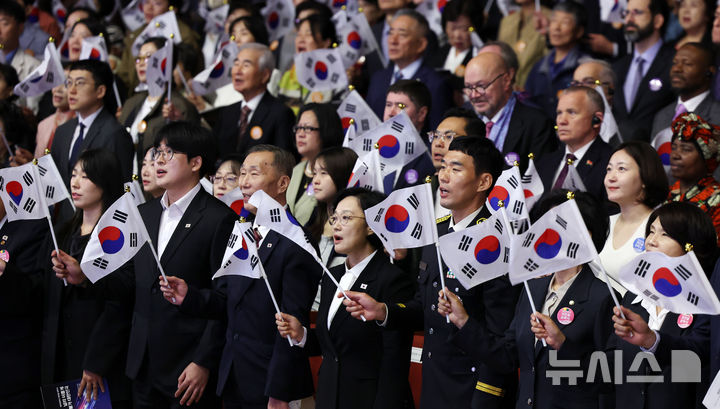 [서울=뉴시스] 조성우 기자 = 한성숙 국무총리가 3일 서울 종로구 세종문화회관 대극장에서 열린 제4358주년 개천절 경축식에서 참석자들과 함께 태극기를 흔들며 개천절 노래를 부르고 있다. 2026.10.03. xconfind@newsis.com