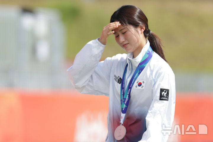 [오카자키(일본)=뉴시스] 황준선 기자 = 3일(현지 시간) 일본 아이치현 오카자키시 오카자키 중앙종합공원 내 다목적 광장에서 열린 2026 아이치·나고야 아시안게임 양궁 리커브 여자 개인 시상식에서 은메달을 차지한 한국 오예진이 이동하고 있다. 2026.10.03. hwang@newsis.com