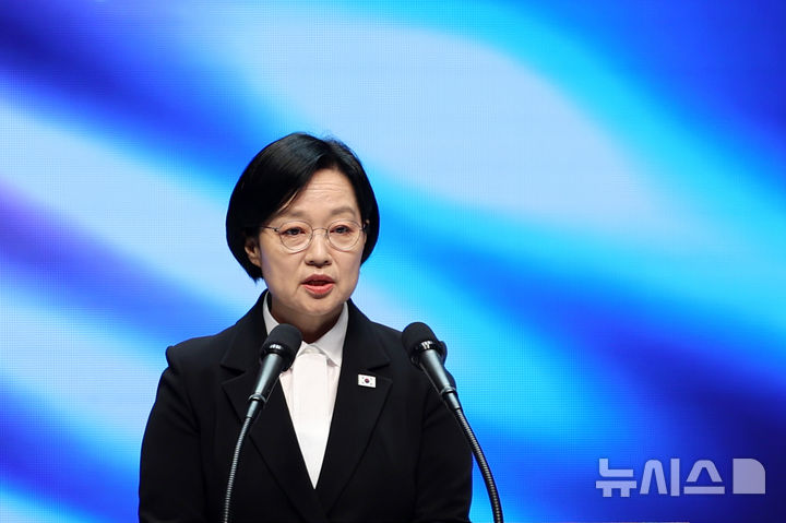 [서울=뉴시스] 조성우 기자 = 한성숙 국무총리가 3일 서울 종로구 세종문화회관 대극장에서 열린 제4358주년 개천절 경축식에서 경축사를 하고 있다. 2026.10.03. xconfind@newsis.com