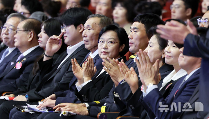 [서울=뉴시스] 조성우 기자 = 한성숙 국무총리을 비롯한 내빈들이 3일 서울 종로구 세종문화회관 대극장에서 열린 제4358주년 개천절 경축식에서 박수치고 있다. 2026.10.03. xconfind@newsis.com