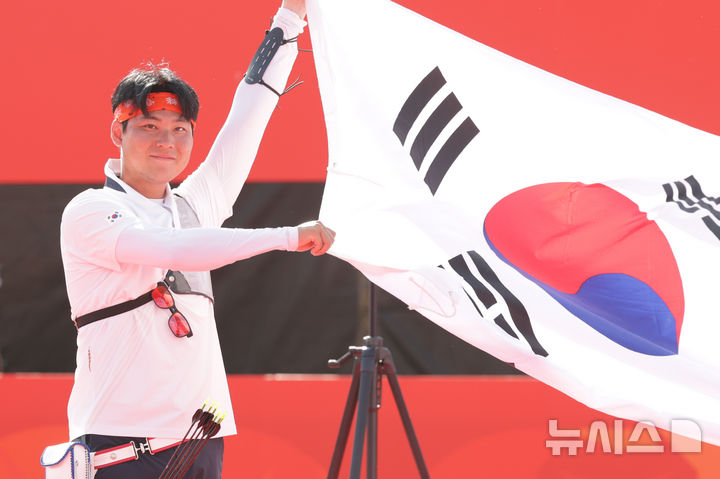 [오카자키(일본)=뉴시스] 황준선 기자 = 3일(현지 시간) 일본 아이치현 오카자키시 오카자키 중앙종합공원 내 다목적 광장에서 열린 2026 아이치·나고야 아시안게임 양궁 리커브 남자 개인 결승전에서 한국 이우석이 일본 나카니시 준야에게 승리한 뒤 기뻐하고 있다. 2026.10.03. hwang@newsis.com