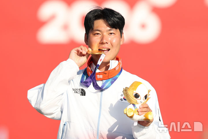 [오카자키(일본)=뉴시스] 황준선 기자 = 3일(현지 시간) 일본 아이치현 오카자키시 오카자키 중앙종합공원 내 다목적 광장에서 열린 2026 아이치·나고야 아시안게임 양궁 리커브 남자 개인 시상식에서 금메달을 차지한 한국 이우석이 기념촬영 하고 있다. 2026.10.03. hwang@newsis.com