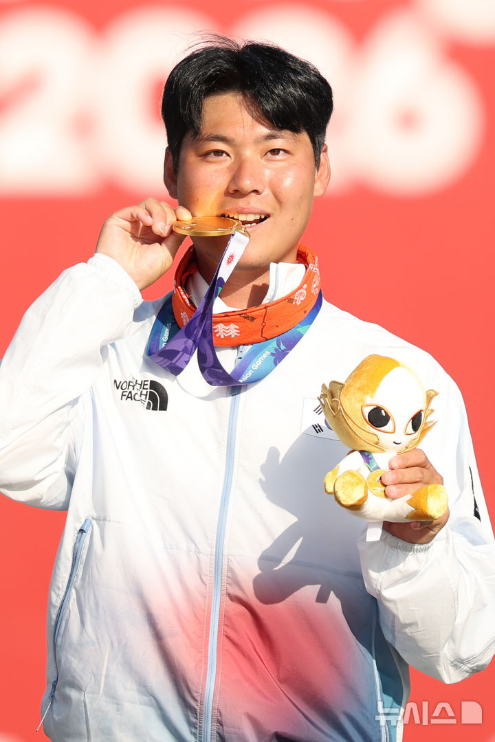 [오카자키(일본)=뉴시스] 황준선 기자 = 3일(현지 시간) 일본 아이치현 오카자키시 오카자키 중앙종합공원 내 다목적 광장에서 열린 2026 아이치·나고야 아시안게임 양궁 리커브 남자 개인 시상식에서 금메달을 차지한 한국 이우석이 기념촬영 하고 있다. 2026.10.03. hwang@newsis.com