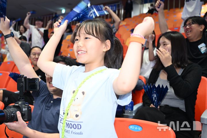 [전남광주=뉴시스] 이현행 기자 = 전남광주를 연고로 한 여자 프로배구 신생팀 SOOP 수퍼스 창단식이 열린 3일 오후 전남광주통합특별시 서구 염주체육관 SOOP 스타디움에서 한 아이가 춤을 추고 있다. 2026.10.03. lhh@newsis.com