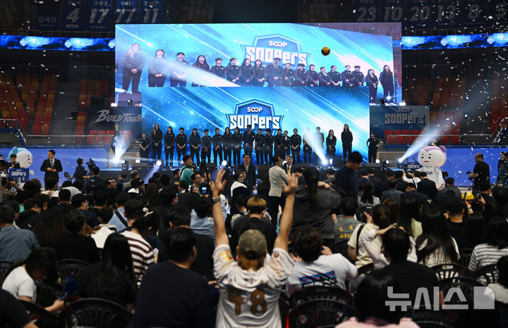 [전남광주=뉴시스] 이현행 기자 = 전남광주를 연고로 한 여자 프로배구 신생팀 SOOP 수퍼스 선수단이 3일 오후 전남광주통합특별시 서구 염주체육관 SOOP 스타디움에서 창단식을 진행하고 있다. 2026.10.03. lhh@newsis.com