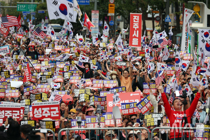 [서울=뉴시스] 고승민 기자 = 국민의힘 당원들이 3일 서울 숭례문 앞에서 열린 민생회복-안보수호 국민대회에서 구호를 외치고 있다. 2026.10.03. kkssmm99@newsis.com