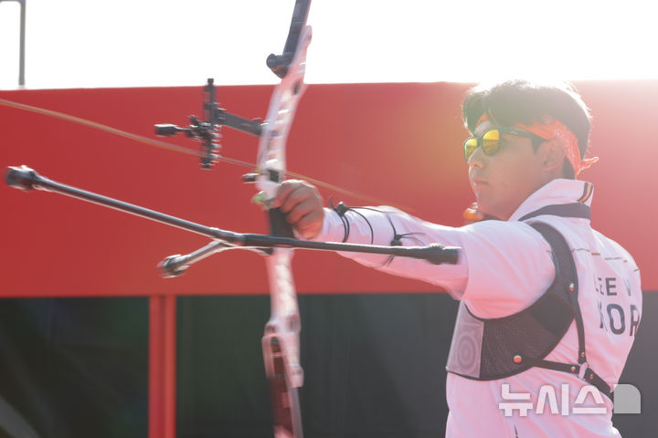 [오카자키(일본)=뉴시스] 황준선 기자 = 3일(현지 시간) 일본 아이치현 오카자키시 오카자키 중앙종합공원 내 다목적 광장에서 열린 2026 아이치·나고야 아시안게임 양궁 리커브 남자 개인 결승전에서 한국 이우석이 일본 나카니시 준야를 상대로 경기하고 있다. 2026.10.03. hwang@newsis.com