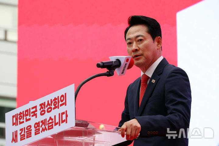 [서울=뉴시스] 고승민 기자 = 장동혁 국민의힘 대표가 3일 서울 숭례문 앞에서 열린 민생회복-안보수호 국민대회에서 연설하고 있다. 2026.10.03. kkssmm99@newsis.com