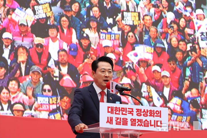 [서울=뉴시스] 고승민 기자 = 장동혁 국민의힘 대표가 3일 서울 숭례문 앞에서 열린 민생회복-안보수호 국민대회에서 연설하고 있다. 2026.10.03. kkssmm99@newsis.com