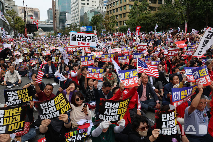 [서울=뉴시스] 고승민 기자 = 국민의힘 당원들이 3일 서울 숭례문 앞에서 열린 민생회복-안보수호 국민대회에서 구호를 외치고 있다. 2026.10.03. kkssmm99@newsis.com