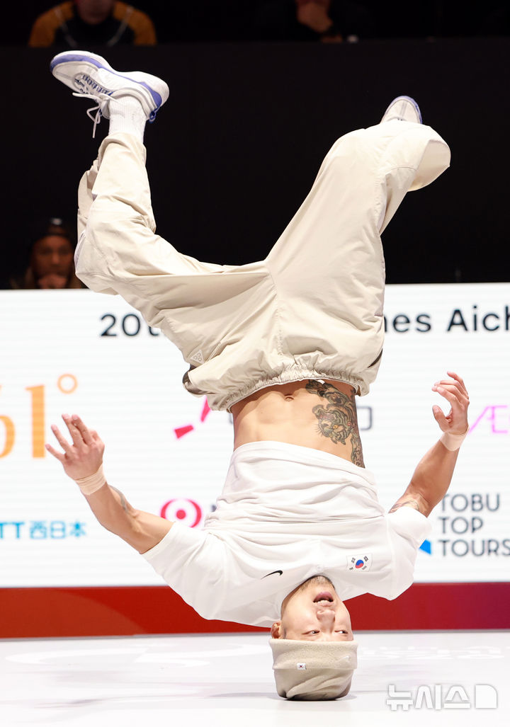 [도코나메(일본)=뉴시스] 이영환 기자 = 김홍열(Hong10)이 3일 오후(현지 시간) 일본 아이치현 도코나메시 아이치 스카이 엑스포에서 열린 2026 아이치·나고야 아시안게임 브레이킹 비보이 남자 결승에서 일본 나카라이 시게유키와 경기를 펼치며 기술을 선보이고 있다. 2026.10.03. 20hwan@newsis.com
