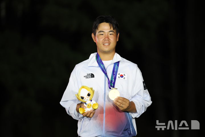 [가스가이(일본)=뉴시스] 김금보 기자 = 3일(현지 시간) 일본 아이치현 가스가이시 가스가이컨트리클럽에서 열린 2026 아이치·나고야 아시안게임 골프 남자 개인 시상식에서 한국 김주형이 금메달을 목에 걸고 있다. 2026.10.03. kgb@newsis.com